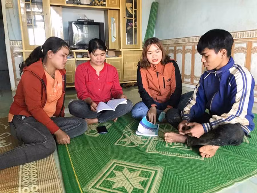 Câu lạc bộ “Nói không với tảo hôn” làng Blên (xã Lơ Pang, huyện Mang Yang) vận động thanh-thiếu niên không tảo hôn. Ảnh: R'Ô Hok