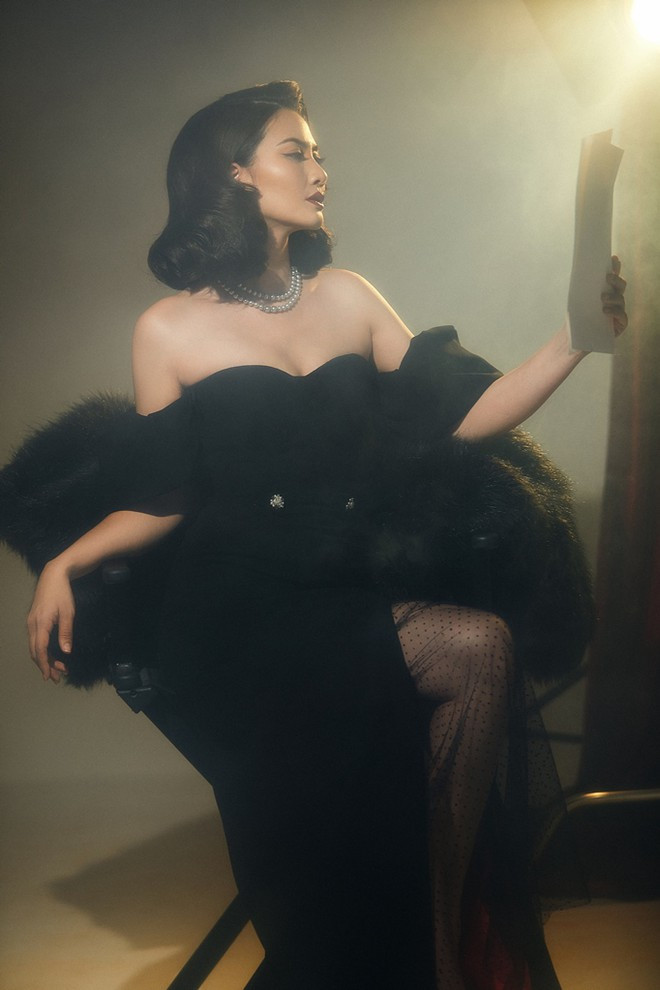 Nữ diễn viên Kiều nữ và đại gia khoe vẻ quyến rũ với thiết kế trễ vai. Áo choàng lông giúp tăng thêm nét sang trọng, quý phái ẢNH: HOÀNG PHÚC