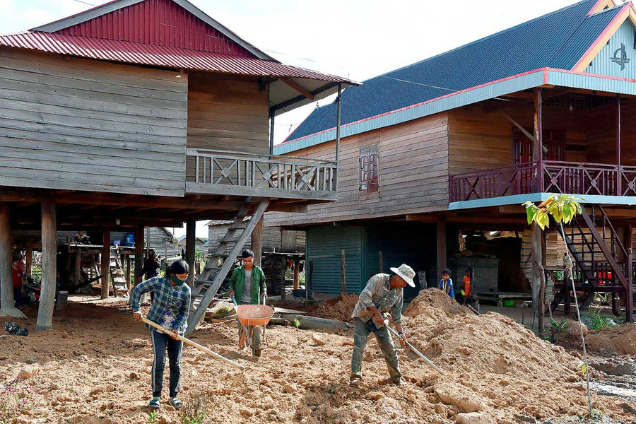 Gia đình anh Nay Chim (làng Blôm, xã Kim Tân, huyện Ia Pa) san lại nền đất nhà ở tại khu định cư mới. Ảnh: Ngọc Sang