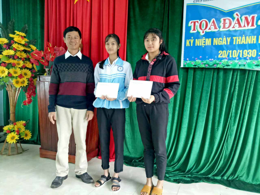 Hai học sinh Trường THCS và THPT Kon Hà Nừng (huyện Kbang) được nhận học bổng của cựu học sinh Trường THPT chuyên Hùng Vương (niên khóa 1996-1999). Ảnh: Lam Nguyên 