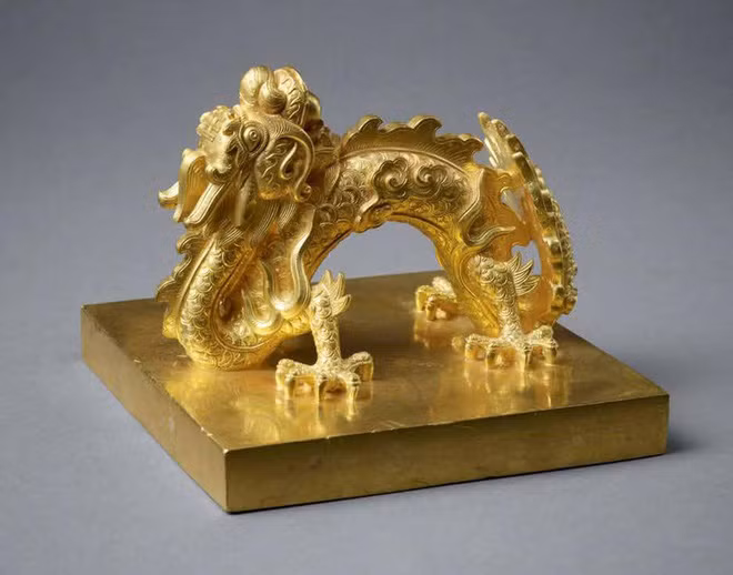 Ấn báu Quốc gia tín bảo của triều Nguyễn bằng vàng khối, đúc từ thời vua Gia Long.