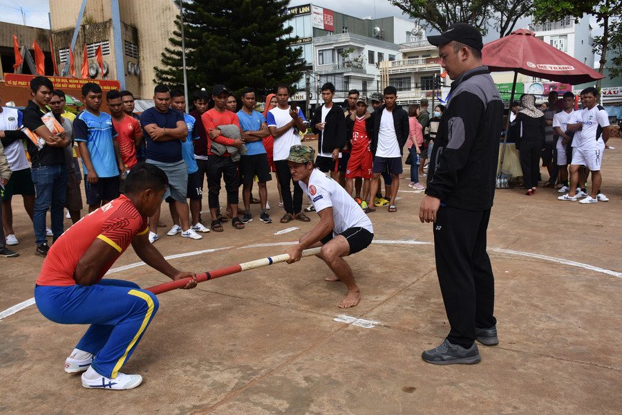 Các VĐV thi đấu môn đẩy gậy. Ảnh: Hà Phương