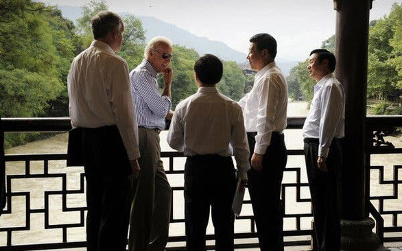 Phó tổng thống Joe Biden (thứ hai từ trái sang) gặp Phó chủ tịch Trung Quốc Tập Cận Bình (thứ hai từ phải sang) ở Đô Giang Yển năm 2011 - Ảnh: AFP
