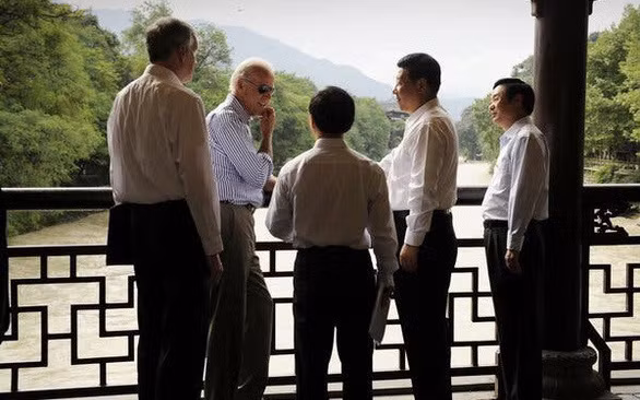 Phó tổng thống Joe Biden (thứ hai từ trái sang) gặp Phó chủ tịch Trung Quốc Tập Cận Bình (thứ hai từ phải sang) ở Đô Giang Yển năm 2011 - Ảnh: AFP