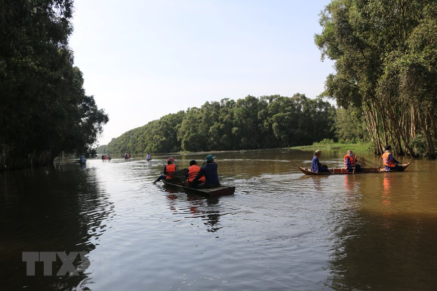 Khách du lịch bơi xuồng trải nghiệm một ngày làm ngư dân tai khu C4 - vườn Quốc gia Tràm Chim, huyện Tam Nông, Đồng Tháp. (Ảnh: Chương Đài/TTXVN) Khách du lịch bơi xuồng trải nghiệm một ngày làm ngư dân tai khu C4 - vườn Quốc gia Tràm Chim, huyện Tam Nông, Đồng Tháp. (Ảnh: Chương Đài/TTXVN)