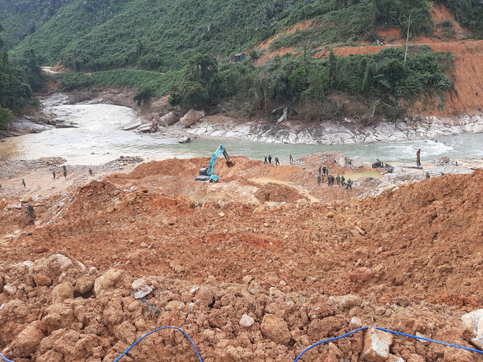 Khu vực đất sạt lở và dự kiến sẽ nắn dòng chảy tại đây  Khu vực đất sạt lở và dự kiến sẽ nắn dòng chảy tại đây