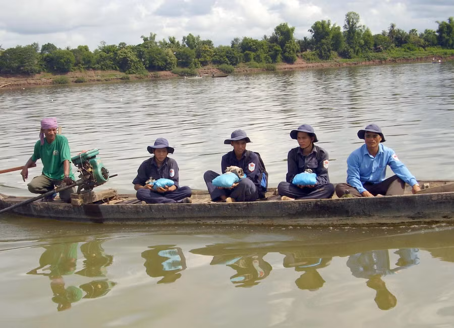 Vượt sông đưa đồng đội về. Ảnh: Vĩnh Hoàng