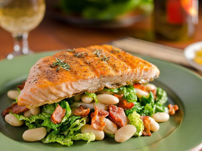 Ăn thực phẩm giàu omega-3 như cá hồi là cách tốt nhất để chống lại chứng viêm mạn tính ẢNH MINH HỌA: SHUTTERSTOCK Ăn thực phẩm giàu omega-3 như cá hồi là cách tốt nhất để chống lại chứng viêm mạn tính ẢNH MINH HỌA: SHUTTERSTOCK