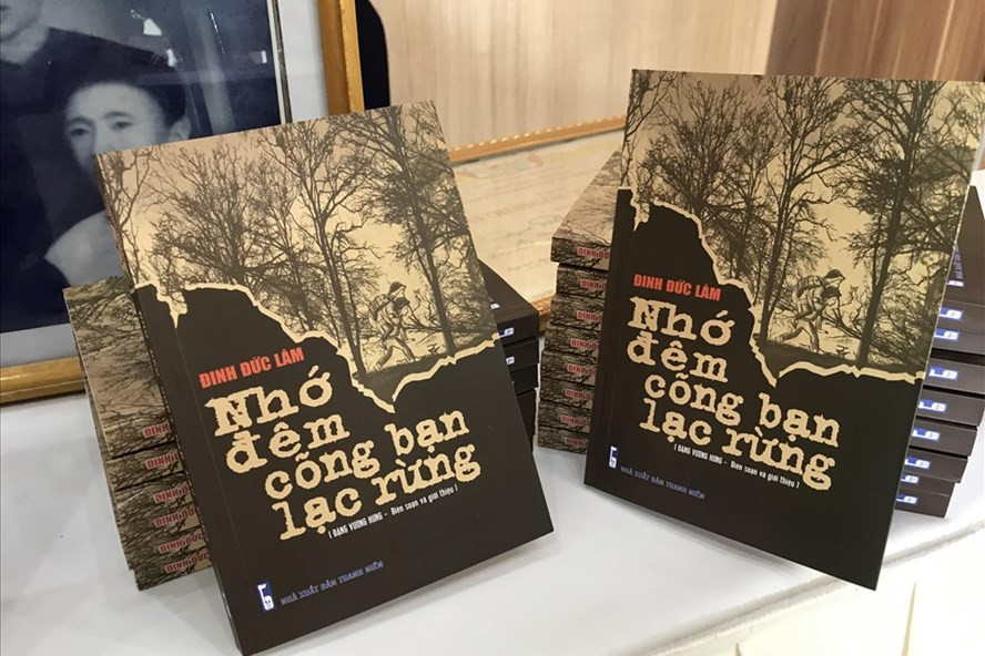 Cuốn sách “Nhớ đêm cõng bạn lạc rừng”. Ảnh: Mai Hương