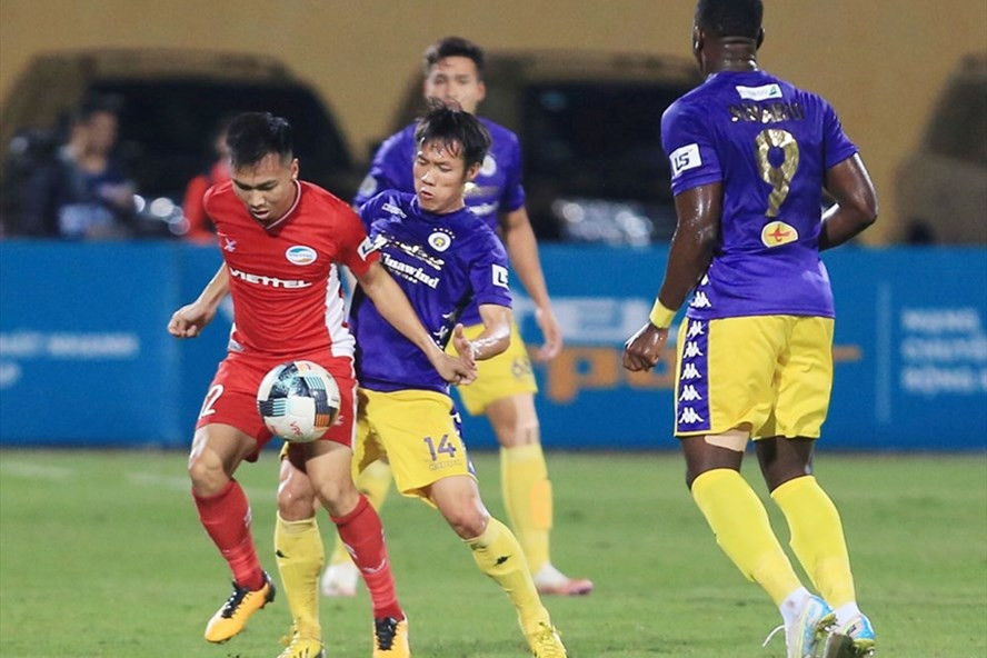 Lê Tấn Tài (số 14) nhận thẻ vàng ở trận Hà Nội hoà Viettel 0-0. Ảnh: VPF.