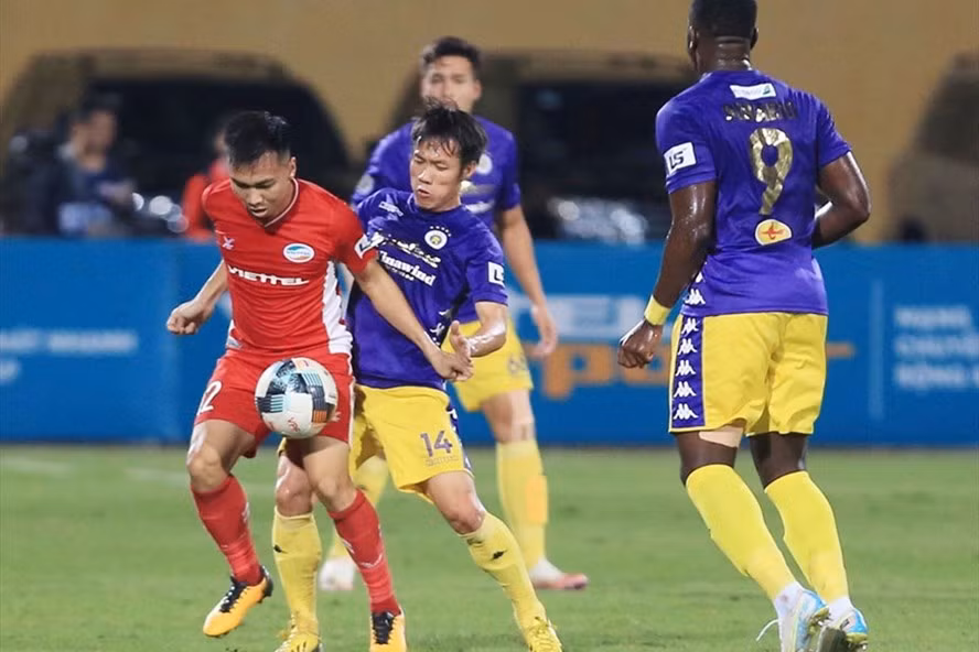 Lê Tấn Tài (số 14) nhận thẻ vàng ở trận Hà Nội hoà Viettel 0-0. Ảnh: VPF.