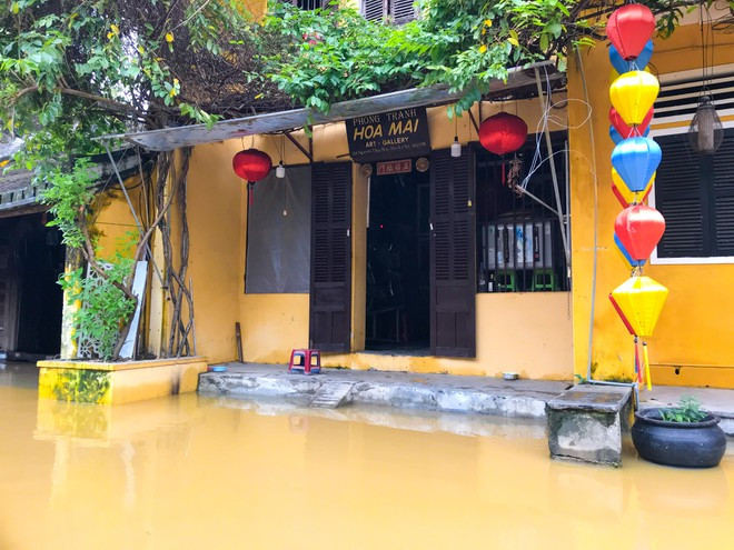 Những cửa hàng ở Phố cổ Hội An bị bủa vây bởi nước lũ HUY ĐẠT