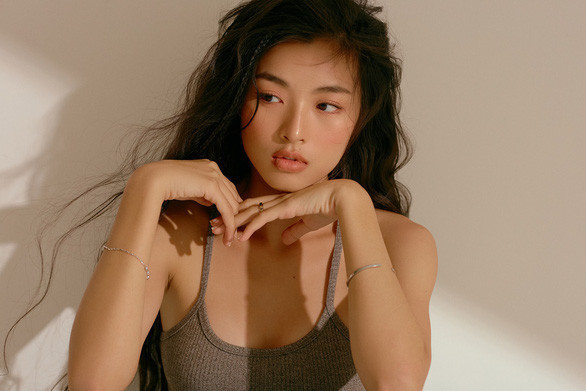 Lan Thy cũng có thể biến hóa với phong cách gợi cảm, hiện đại - Ảnh: FB NHÂN VẬT