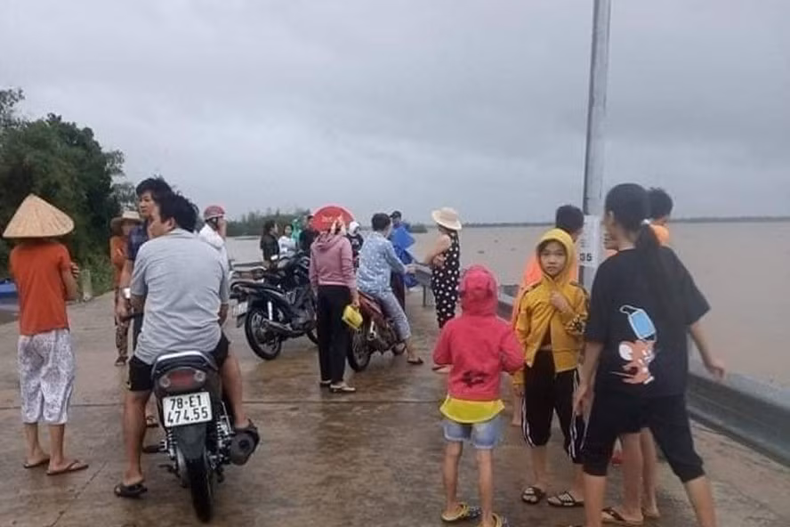  Nam thanh niên bị lũ cuốn sau khi ra kè xem lũ đổ về. Ảnh: N.D