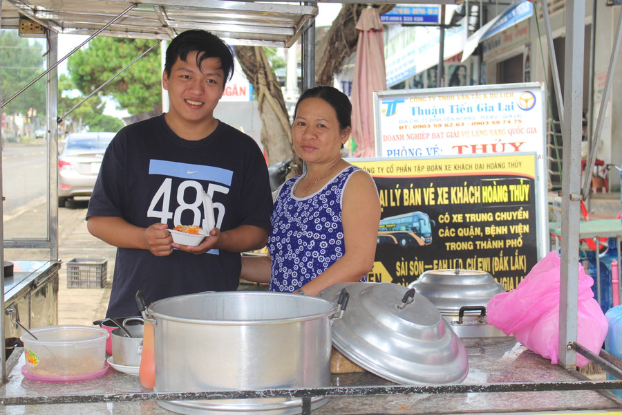 Ngoài thời gian học, em Trần Hoàng Vũ (bìa trái) thường xuyên phụ mẹ bán xôi và bánh mì để tăng thu nhập cho gia đình. Ảnh T.BJPG