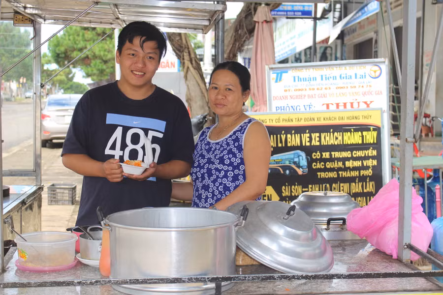Ngoài thời gian học, em Trần Hoàng Vũ (bìa trái) thường xuyên phụ mẹ bán xôi và bánh mì để tăng thu nhập cho gia đình. Ảnh T.BJPG