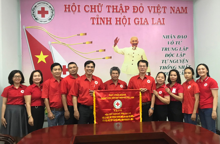  Nhận cờ thi đua vì đã có thành tích xuất sắc trong phong trào thi đua yêu nước giai đoạn 2015-2020. Ảnh: Hồng Ngọc