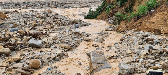 Lũ quét hàng chục ngôi nhà cùng tài sản của người dân. Ảnh: NGỌC PHÚC