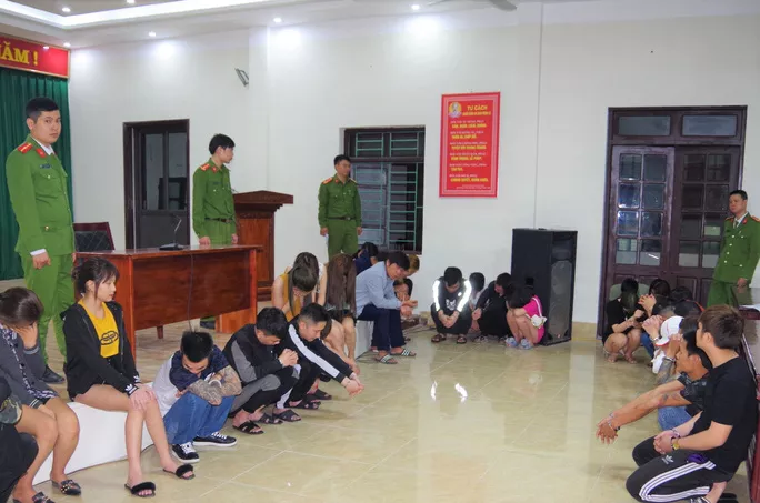 39 nam, nữ thanh niên bị bắt quả tang đang thác loạn trong khác sạn