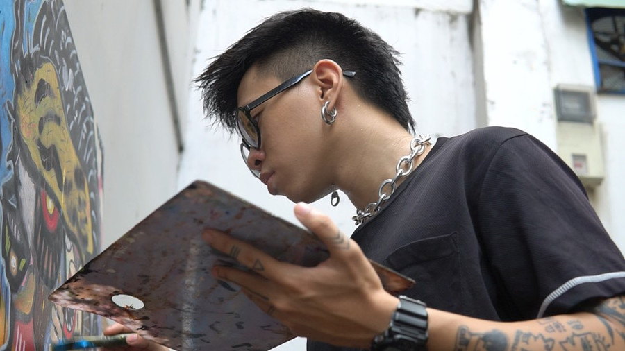 Ngoài tài ghép tranh, Duy Anh hiện còn là một họa sĩ tự do và theo đuổi trường phái nghệ thuật trừu tượng Ngoài tài ghép tranh, Duy Anh hiện còn là một họa sĩ tự do và theo đuổi trường phái nghệ thuật trừu tượng