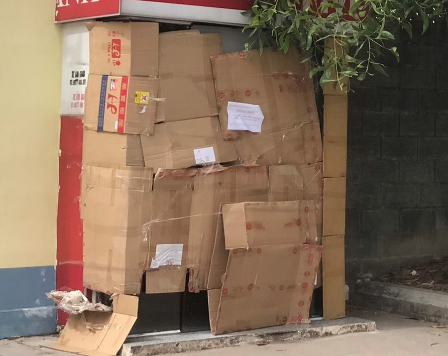 Trụ ATM được che kín sau khi xảy ra vụ việc. Ảnh: Dương Bình Trụ ATM được che kín sau khi xảy ra vụ việc. Ảnh: Dương Bình