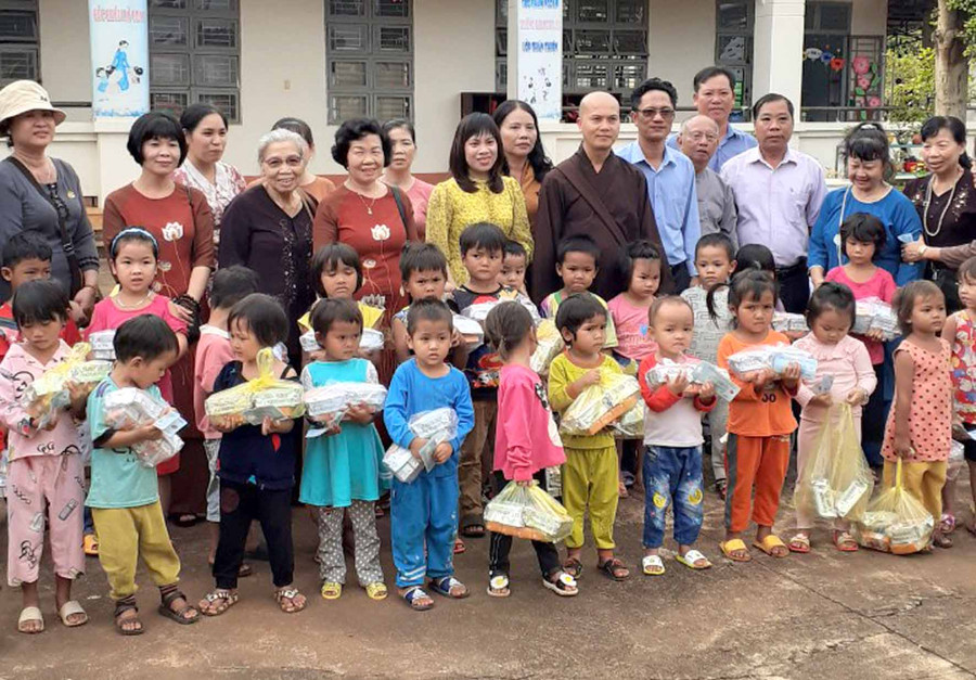 Tặng quà cho học sinh nghèo của Trường Mầm non Bằng Lăng, xã Dun, huyện Chư Sê. Ảnh: Hồng Ngọc Tặng quà cho học sinh nghèo, khó khăn Trường Mầm non Bằng Lăng, xã Dun. Ảnh: Hồng Ngọc
