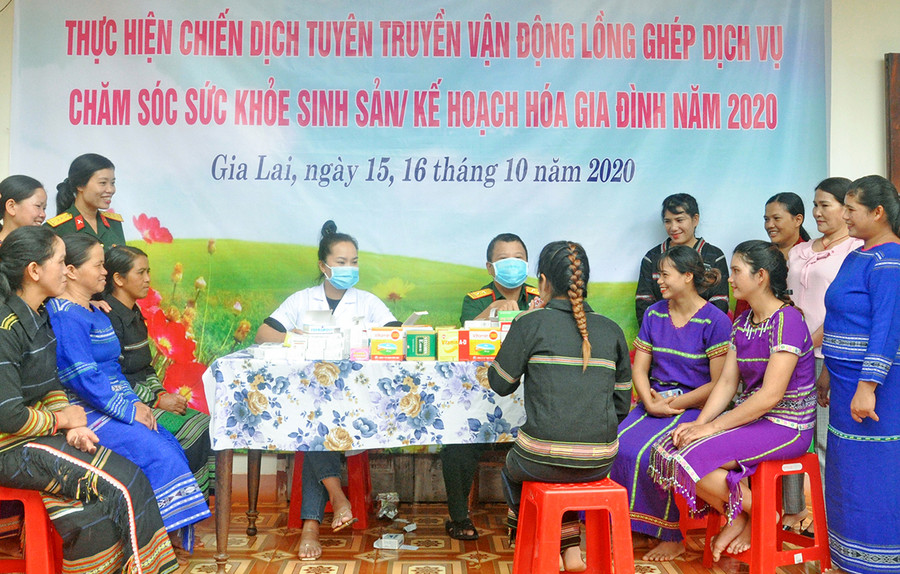 Hội Phụ nữ Công ty 74 tổ chức hoạt động chăm sóc sức khỏe sinh sản, kế hoạch hóa gia đình cho chị em. Ảnh: Nguyễn Anh Sơn