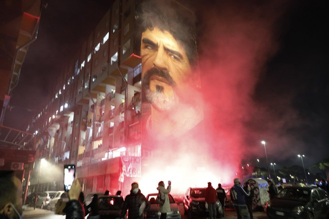  Tại Ý và Argentina, cùng nhiều nơi khác trên thế giới hàng ngàn người hâm mộ tưởng niệm huyền thoại Diego Maradona - Ảnh: AFP