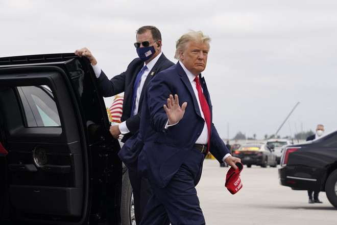 Ông Trump lên Air Force One ở Miami, bang Florida, hôm 2-11. Ảnh: AP Ông Trump lên Air Force One ở Miami, bang Florida, hôm 2-11. Ảnh: AP
