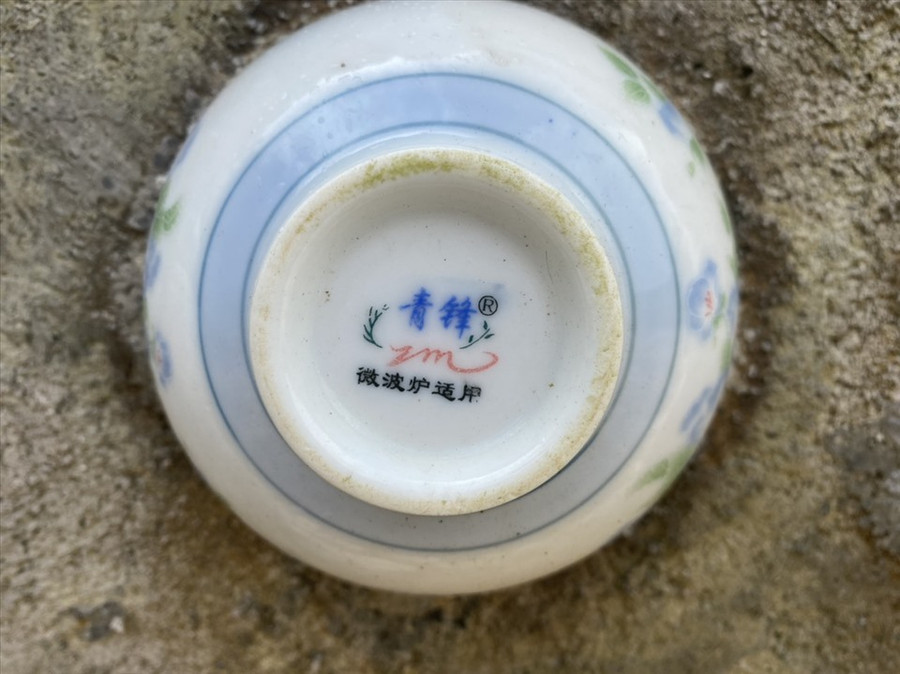 Nhiều vật dụng được trang trí tại điểm thăm quan mỏ cao lanh có xuất xứ từ Trung Quốc? ẢNH: BẢO LÂM