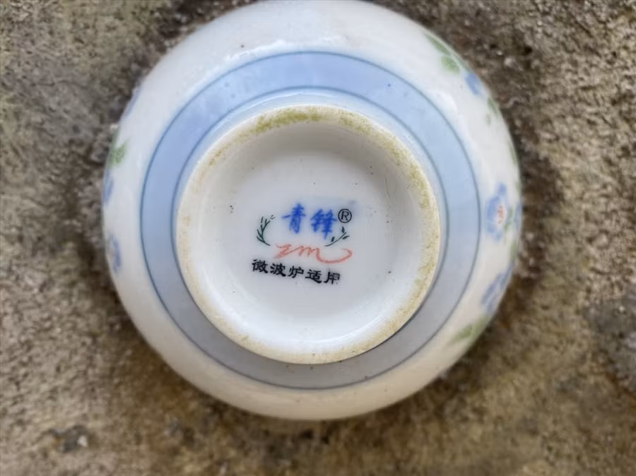 Nhiều vật dụng được trang trí tại điểm thăm quan mỏ cao lanh có xuất xứ từ Trung Quốc? ẢNH: BẢO LÂM