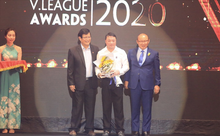 Huấn luyện viên Park Hang-seo trao giải thưởng huấn luyện viên xuất sắc nhất V.League 2020 cho ông Trương Việt Hoàng. Ảnh: Hoài Thu Huấn luyện viên Park Hang-seo trao giải thưởng huấn luyện viên xuất sắc nhất V.League 2020 cho ông Trương Việt Hoàng. Ảnh: Hoài Thu
