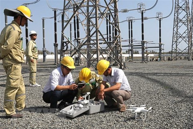 Sử dụng thiết bị bay kiểm tra đường dây và trạm tại trạm biến áp 500kV Duyên Hải. (Ảnh: Ngọc Hà/TTXVN)
