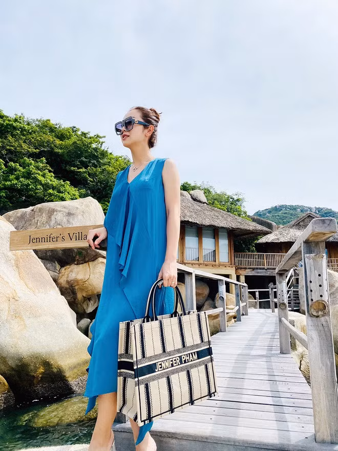 Những chiếc váy maxi với vải in hoa văn sặc sỡ là một trong những lựa chọn của Jennifer Phạm. Để giữ được vóng dáng thon thả, người đẹp luôn chú trọng giữ được thần thái rực rỡ, xinh đẹp và tinh thần lạc quan. Cô luôn biết cách cân bằng thời gian để chăm sóc tốt cho gia đình và duy trì công việc MC ẢNH: NVCC