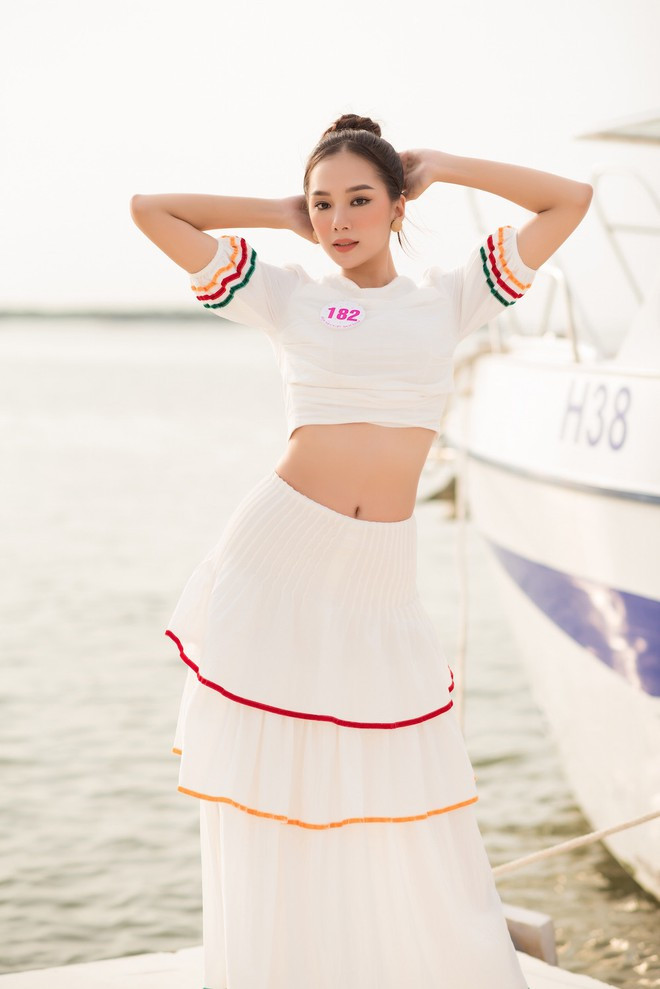 Bích Thùy từng chinh chiến tại đấu trường Miss World Vietnam 2019 nên cô có kinh nghiệm trong việc chụp ảnh. Người đẹp cao 1,73m, số đo ba vòng 79-66-92. ẢNH: BTC