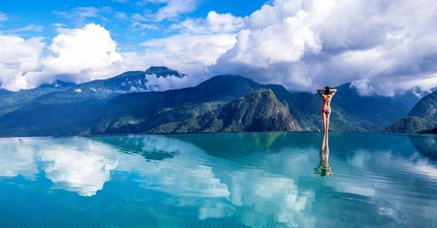 Khung cảnh đẹp nao lòng tại hồ bơi Topas Ecolodge Sapa. (Ảnh: Fanpage Topas Ecolodge)  Khung cảnh đẹp nao lòng tại hồ bơi Topas Ecolodge Sapa. (Ảnh: Fanpage Topas Ecolodge)