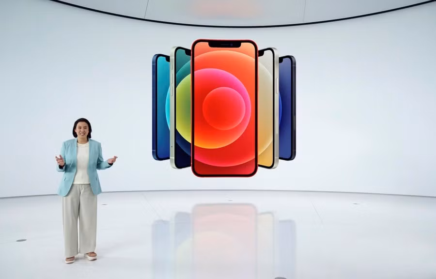 Mẫu iPhone 12 mới được Phó Chủ tịch phụ trách marketing của Apple, bà Kaiann Drance giới thiệu tại Cupertino, bang California (Mỹ) ngày 13/10/2020. (Ảnh: AFP/TTXVN)