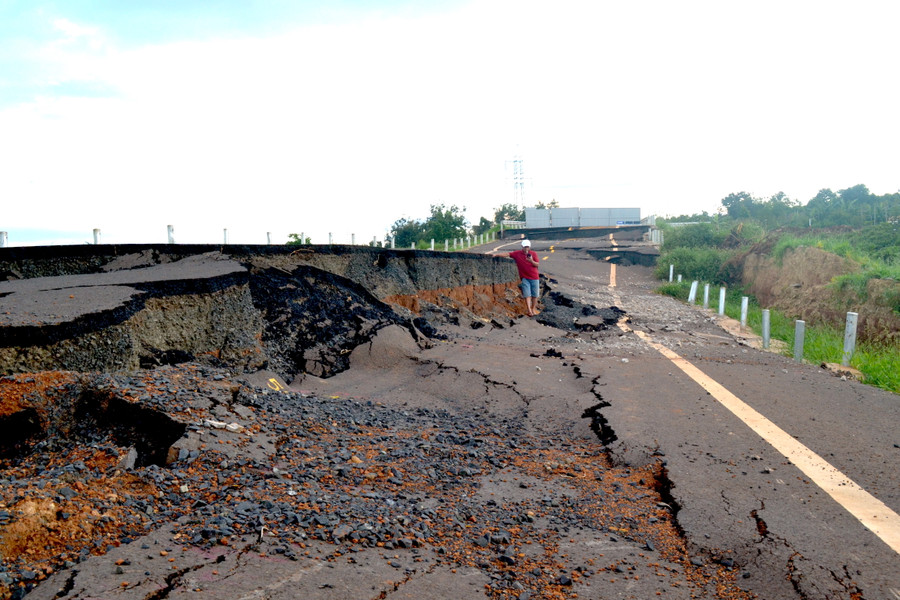 Bức vách do đường sụt lún tạo thành có điểm cao gần 1,5 m. Ảnh: Lê Hòa