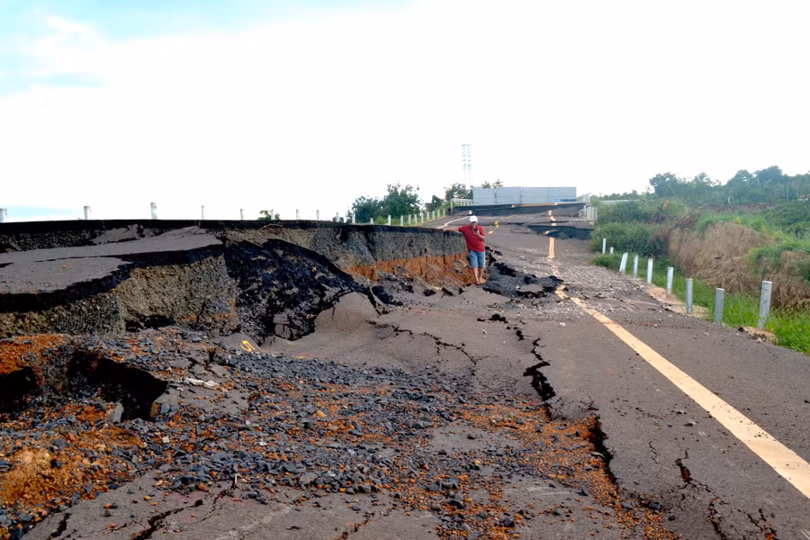 Bức vách do đường sụt lún tạo thành có điểm cao gần 1,5 m. Ảnh: Lê Hòa