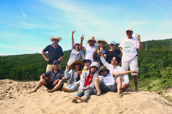 “Check-in” trên một bãi cát sỏi giữa lòng sông