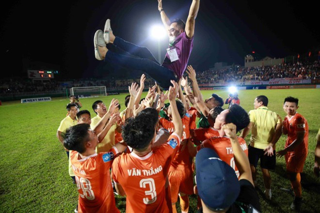 HLV Nguyễn Đức Thắng thăng hoa cùng Bình Định. ẢNH: KHẢ HÒA