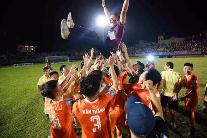 HLV Nguyễn Đức Thắng thăng hoa cùng Bình Định. ẢNH: KHẢ HÒA