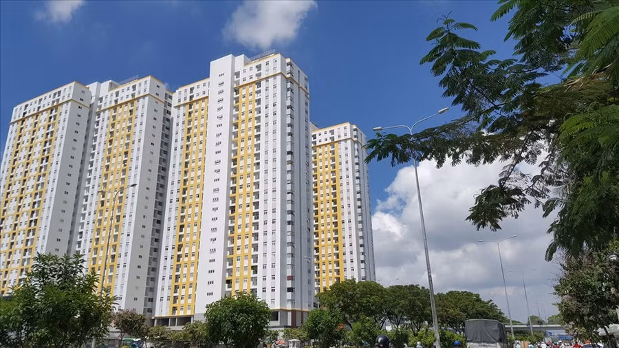 Thị trường bất động sản bị tác động nặng nề bởi đại dịch COVID-19 và làm sụt giảm cả nguồn cung dự án và nguồn cung sản phẩm nhà ở, nhất là loại căn hộ có giá vừa túi tiền và nhà ở xã hội. Ảnh minh họa: Hữu Huy