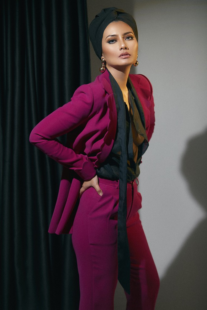 Bộ ảnh có 2 layout make-up: layout thứ 1 là kiểu mắt trong, môi đỏ cổ điển và layout thứ 2 là kiểu mắt nhấn đậm kết hợp cùng son màu da ẢNH: HOÀNG PHÚC