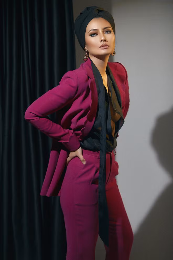 Bộ ảnh có 2 layout make-up: layout thứ 1 là kiểu mắt trong, môi đỏ cổ điển và layout thứ 2 là kiểu mắt nhấn đậm kết hợp cùng son màu da ẢNH: HOÀNG PHÚC