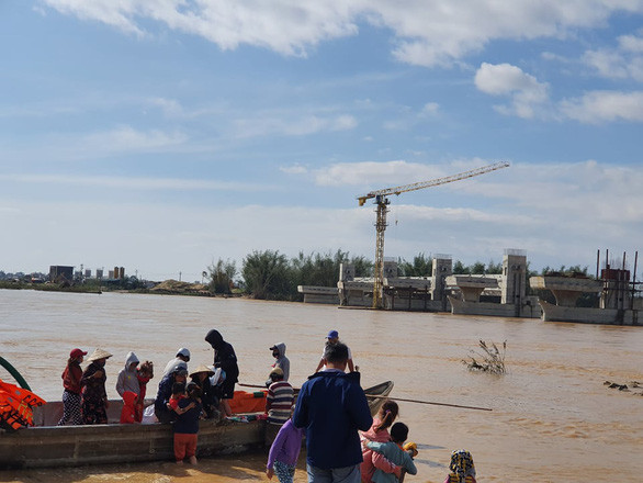 Đập dâng hạ lưu sông Trà Khúc, nơi 38 công nhân kêu cứu trong đêm - Ảnh: T.M Đập dâng hạ lưu sông Trà Khúc, nơi 38 công nhân kêu cứu trong đêm - Ảnh: T.M