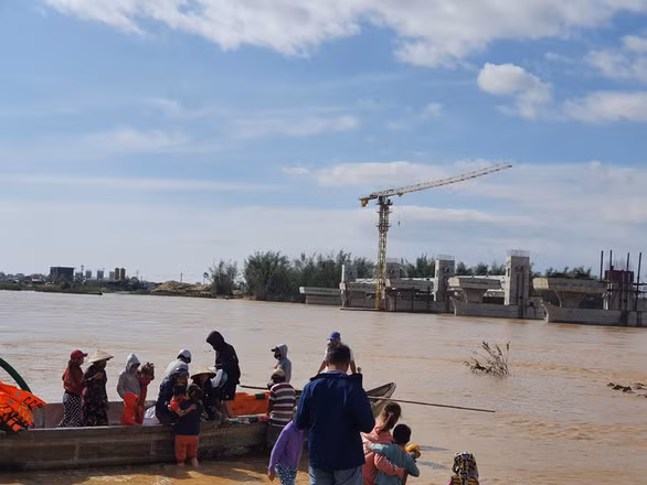 Đập dâng hạ lưu sông Trà Khúc, nơi 38 công nhân kêu cứu trong đêm - Ảnh: T.M