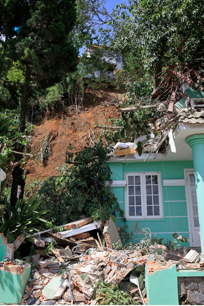 Vụ sạt lở đất làm ngôi nhà dưới hẻm Lê Hồng Phong bị sập thời điểm đầu tháng 6.2020 - ẢNH: LÂM VIÊN