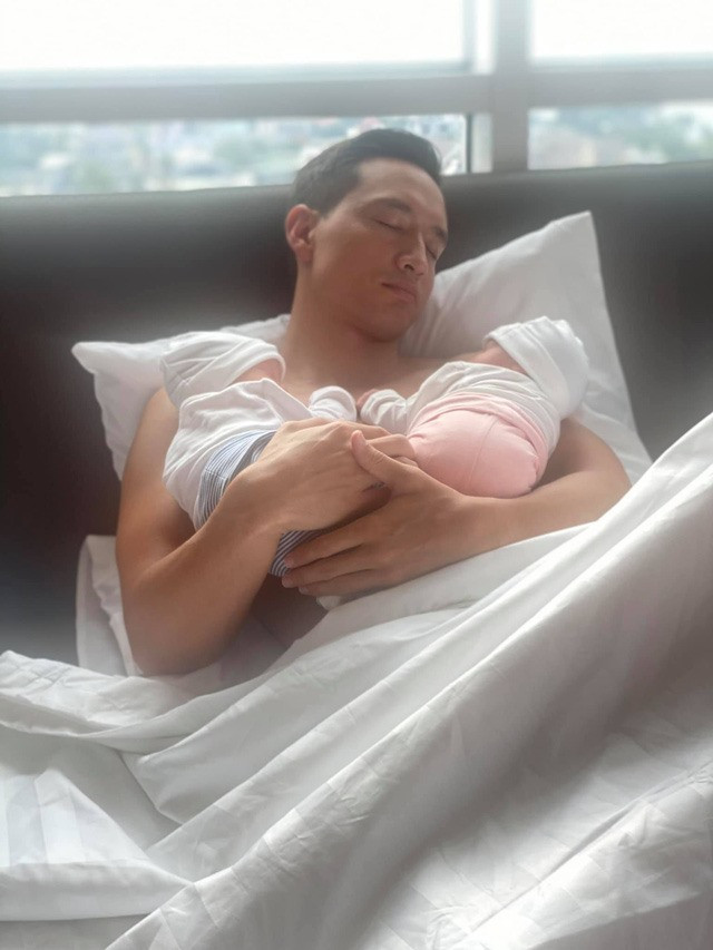 Ngày 4.11, Hồ Ngọc Hà sinh đôi một trai và một gái đặt tên thân mật là·Lisa và Leon. Ngày 4.11, Hồ Ngọc Hà sinh đôi một trai và một gái đặt tên thân mật là·Lisa và Leon.