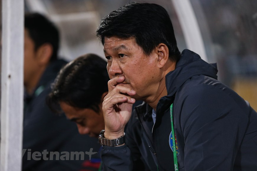 Thua ở vòng áp chót, đoàn quân huấn luyện viên Vũ Tiến Thành bị loại khỏi cuộc đua vô địch khi trước mắt chỉ còn một trận đấu. Trong khi đó, Hà Nội FC tiếp tục tiến tới cúp vàng khi cạnh tranh 'song mã' với Viettel. (Ảnh: Hiển Nguyễn/Vietnam+) Thua ở vòng áp chót, đoàn quân huấn luyện viên Vũ Tiến Thành bị loại khỏi cuộc đua vô địch khi trước mắt chỉ còn một trận đấu. Trong khi đó, Hà Nội FC tiếp tục tiến tới cúp vàng khi cạnh tranh 'song mã' với Viettel. (Ảnh: Hiển Nguyễn/Vietnam+)